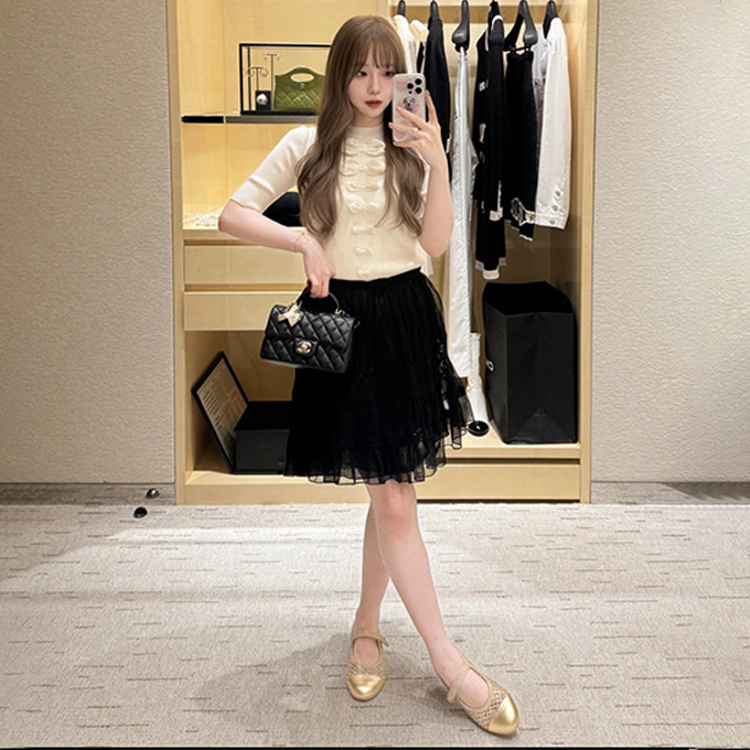 chanel vertical bow detail ribbed crew neck flare short sleeve knit top